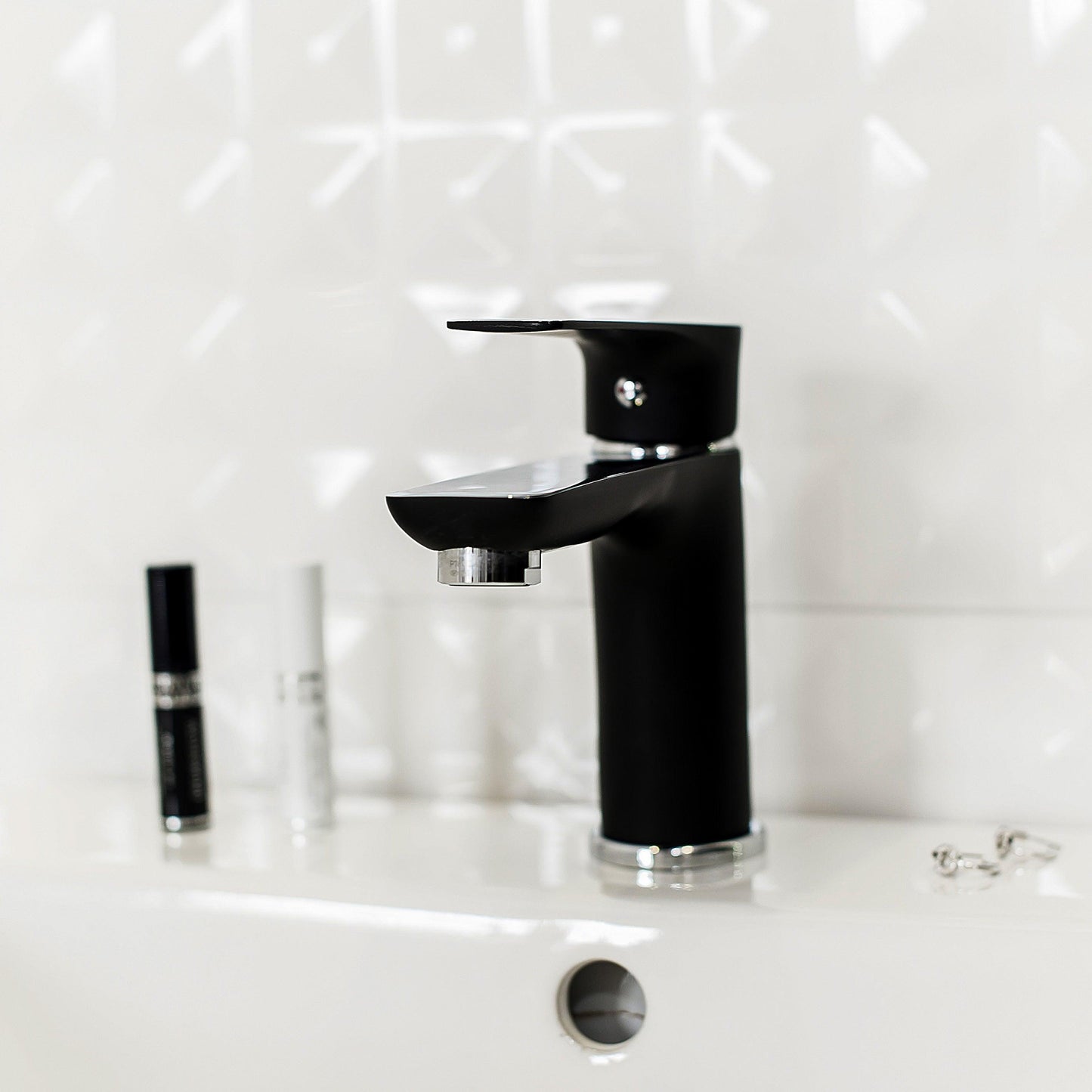 Baterie Lavoar cu Ventil Scurgere Click-Clack, din Alama Sanitara, Neagra cu detalii Crom - KORMAN
