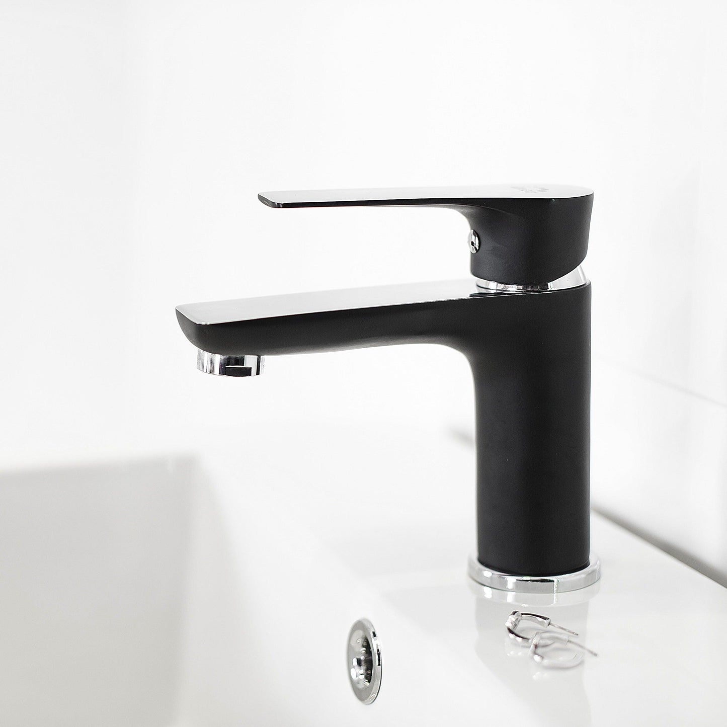 Baterie Lavoar cu Ventil Scurgere Click-Clack, din Alama Sanitara, Neagra cu detalii Crom - KORMAN